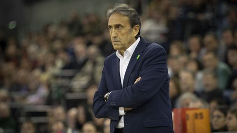 El t�cnico breoganista, siguiendo con atenci�n el partido de su equipo en Granada.