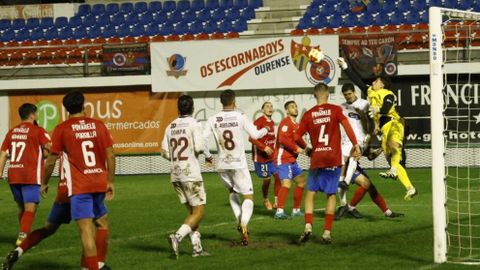 Manu Vizoso despejando un bal�n de la porter�a unionista.