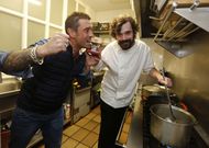 Os irm�ns Oseira Mor�n no local Los Arcos, co trofeo de ga�adores do concurso de tapas. 