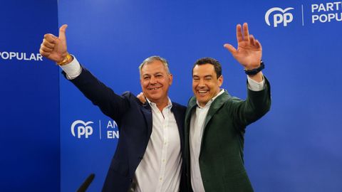 El candidato a la alcalda de Sevilla por el Partido Popular, Jos Luis Sanz, (i) junto a el presidente del PP en Andaluca, Juanma moreno festejan la victoria