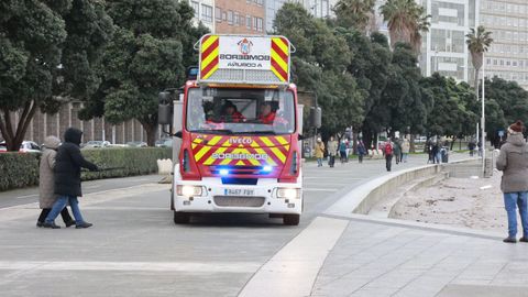 Bomberos y viandantes este viernes por el paseo mar�timo de A Coru�a