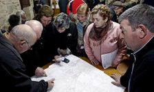 Reuni�n sobre el plan general en la sede de la asociaci�n de vecinos de A Florida, una de las que suscriben la solicitud de un pleno extraorainario.