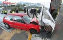 Uno de los veh�culos robados en la ciudad acab� empotrado en la avenida de Madrid tras una persecuci�n