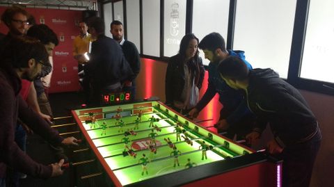 Los jugadores del Oviedo juegan al futbol�n con los invitados al evento
