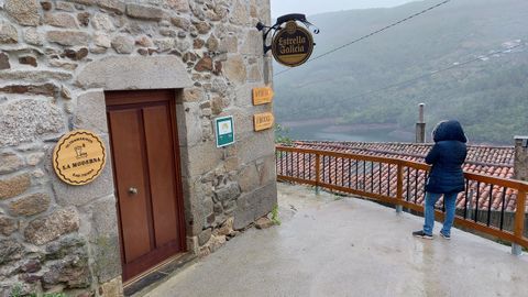 Una aldea de Pant�n estrena bar y tienda autoservicio