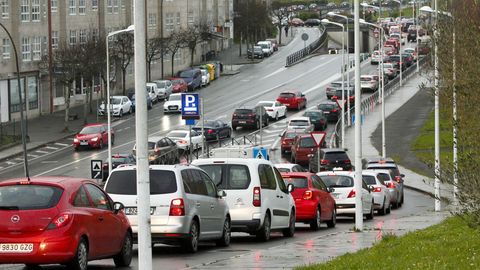 SANTIAGO. A causa de las rebajas se produjeron atascos en los accesos al centro comercial As Cancelas