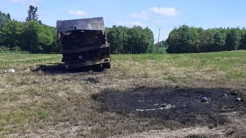 Ardió la zona del motor y una rueda, en medio de un prado, en el lugar de Caúlfe