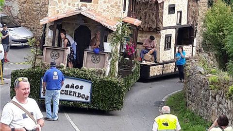 Una de las carrozas justo en el momento de iniciar el desfile en Valdesoto.Una de las carrozas justo en el momento de iniciar el desfile en Valdesoto