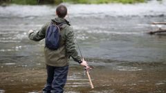 Un hombre durante el comienzo de la campaa de pesca de salmn, en el ro Eo