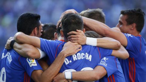 Los jugadores del Oviedo celebrando el 1-0 