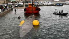 El narcosubmarino del 2019, llegando al puerto de Aldn para reflotarlo a la superficie.