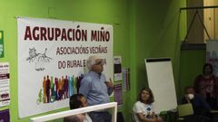 Xos� Carballido, de la asociaci�n de Seixalbo, dirigi�ndose a los presentes en la reuni�n convocada sobre las l�nea de bus.