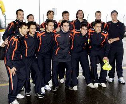 Gran parte de los canteranos que han jugado la Copa posaron ayer en Peinador tras regresar