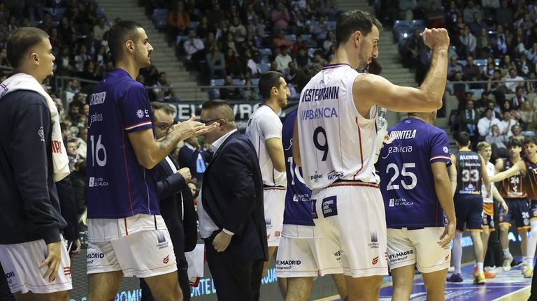 Jugadores del Monbus Obradoiro en el partido ante el Tizona Burgos en Sar