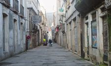 En la calle Rosal�a de Castro hay tres locales en alquiler y uno m�s que tambi�n se vende. 