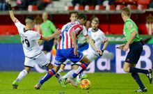 Fay�al Fajr intenta frenar una conducci�n del centrocampista del Sporting Rachid.