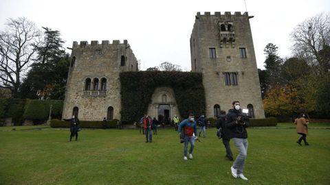 Periodistas en el pazo de Meir�s el 10 de diciembre, d�a en que se realiz� la entrega oficial de las llaves al Estado