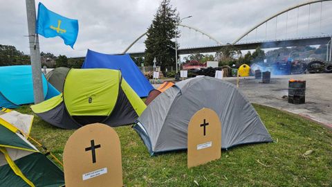 Los trabajadores de Ence Navia instalan tiendas de campa�a frente a la f�brica