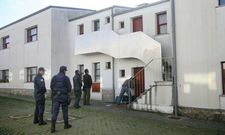 Operativo administrativo, judicial y de cerrajer�a en el desahucio de un piso en Fontao en 2011. 