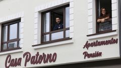 �ngel y Montse, en la antigua vivienda que reformaron para turismo en pleno centro de A Fonsagrada