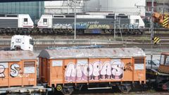 Trenes con grafitis en la estaci�n de Guixar, en Vigo, en una imagen de archivo.