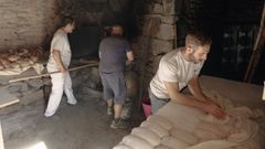 Daniel Gonz�lez, Miguel y David operan en el viejo horno de Corvill�n.