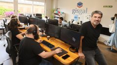 Fernando Gayoso, uno de los dos socios de Soluciones Gisgal, posa en la sede de la empresa viveirense