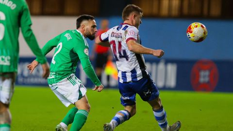 Migue Leal y Cayarga en una acci�n de la derrota del Racing frente al Avil�s.