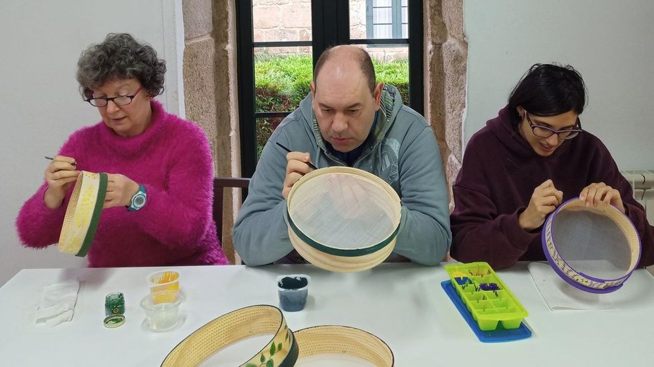 La asociación Amipa solicitará el sello de Artesanía de Galicia para sus piezas