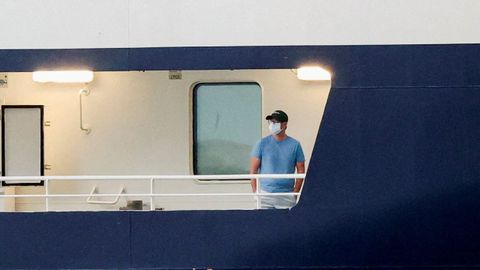 Una persona con mascarilla se encuentra a bordo del crucero MV Hondius en el puerto de Granadilla de Abona.