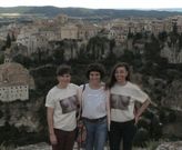 Las dos comisarias de la muestra Degenero, con Teresa B�a, luciendo las camisetas de la �performance� �Est�tica amor-al�.