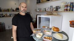 Wenceslao Peteiro muestra algunos de los art�culos que ofrece en Mollos e Moios Tenda, en donde los clientes pueden desde llevarse un t�per con platos del d�a hechos en el restaurante hasta pan y hortalizas frescos y de kil�metro cero u otros productos de despensa. El horario de este establecimiento es de lunes a domingo, de 11.00 a 16 horas y de 20.00 a 23.00 horas.