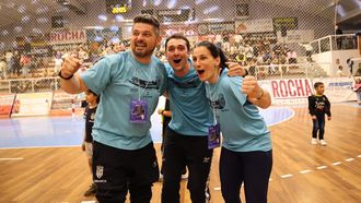 Ana Seabra, con parte de su cuerpo t&eacute;cnico, celebrando la clasificaci&oacute;n para la final.