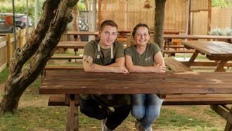 El cocinero melidense Andr�s Torreiro junto a su madre y socia, Maribel �lvarez, en la terraza del restaurante D'Obra no cami�o, ubicado en el n�mero 15 de la r�a Cami�o Vello de Santiago.