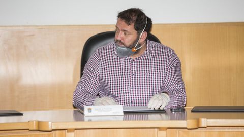 Imagen del alcalde, Lois García Carballido, en un pleno durante la pandemia
