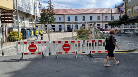 Señales advirtiendo del corte de la plaza en su confluencia con la calle Leopoldo Calvo Sotelo