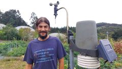 <span lang= gl >Chema, onte ao p� da estaci�n meteorol�xica que ten na s�a finca de Couzadoiro, coa horta e os invernadoiros detr�s</span>