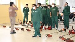 Los alumnos del obradoiro de empleo que se desarroll� en Outes recibieron formaci�n pr�ctica para manejar la maquinaria de silvicultura