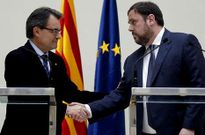 Mas y el l�der de Esquerra Oriol Junqueras, tras la firma del acuerdo de gobernabilidad.