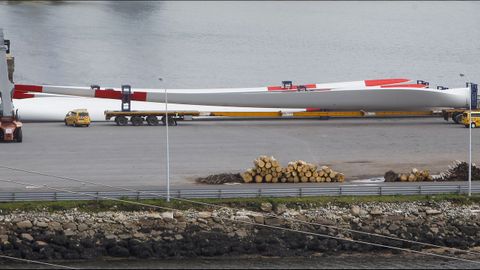 A su llegada al puerto, la pala se descarga