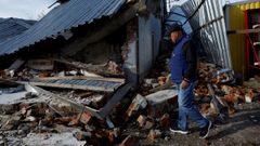 Un civil ucraniano pasa por las ruinas de su casa en Blakliia tras un bombardeo ruso.