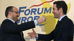 Garc�a Egea (derecha) protagoniz� un desayuno informativo con el l�der del PP cata�n, Alejandro Fern�ndez