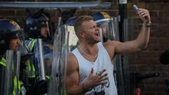 Un hombre se toma un selfi durante una manifestaci�n en Southampton tras la condena a Vikrum Digwa por el homicidio de Henry Nowak