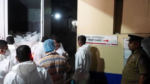 Cuerpos de los marineros iran�s en el hospital tras el ataque estadounidense.