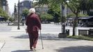 Imagen de archivo de una mujer caminando por la plaza de Amboage. 