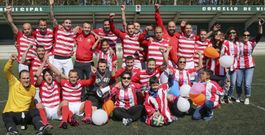 Los jugadores y aficionados del Atl�tico Milagrosa celebraron su primer t�tulo en la Primera Divisi�n de veteranos. 