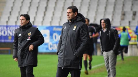 Fernando Hierro en la banda del Carlos Tartiere