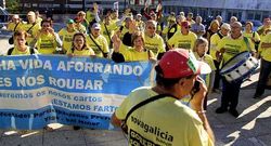 Afectados por las preferentes se concentraron ayer ante la sede de los juzgados de Vigo.