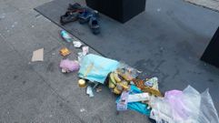 bolsa de basura rota y fuera de los contenedores en la r�a Xeneral Pardi�as.