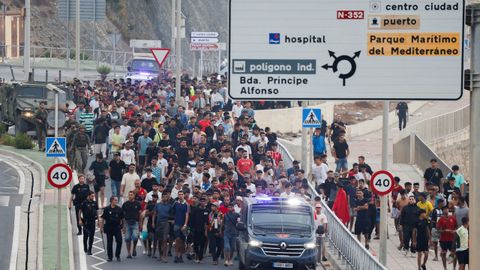 Fuerzas de seguridad dirigen en Ceuta a un grupo de migrantes hacia la frontera con Marruecos